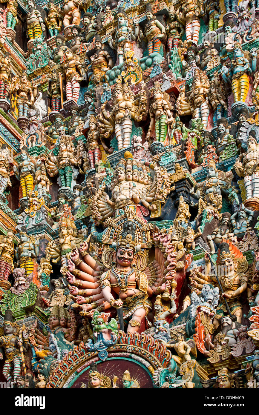 Bunten Statuen von Göttern und Dämonen auf der Gopuram oder Gopura Torturm, Meenakshi Amman Tempel oder Sri Meenakshi Sundareswarar Stockfoto Bunten Statuen von Göttern und Dämonen auf der Gopuram oder Gopura Torturm, Meenakshi Amman Tempel oder Sri Meenakshi Sundareswarar Stockfoto