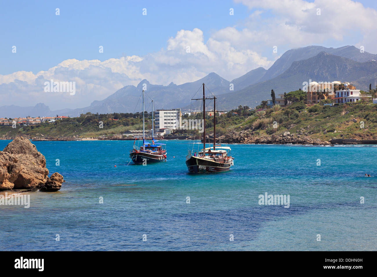 Kleine Bucht in der Nähe der Hafen Stadt Girne im Hintergrund, Kyrenia, Bucht, Segelboote, Nord-Zypern Stockfoto