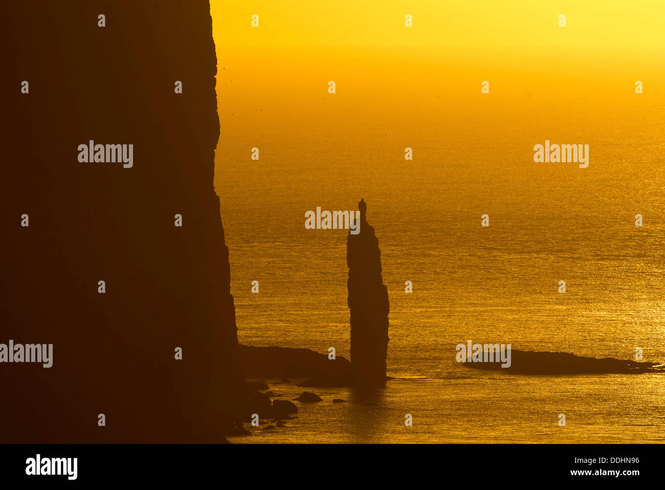Kellingin Meer Stapeln, versteinerte Troll der Legende nach bei Sonnenuntergang Stockfoto
