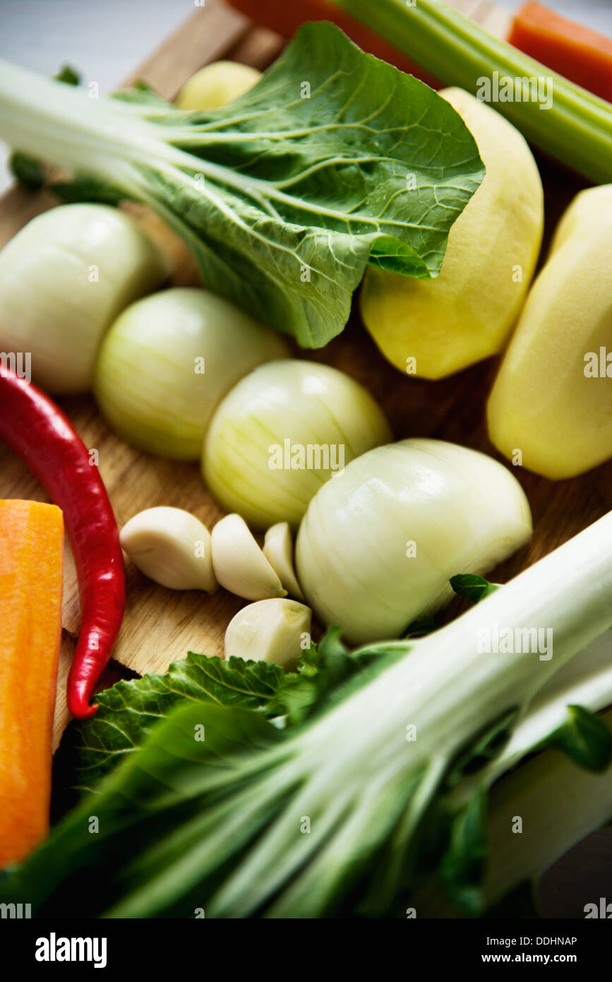 Set für Gemüsesuppe Bok Choy, Karotte, Zwiebel, Knoblauch, Chili, Sellerie, Kartoffeln Stockfoto