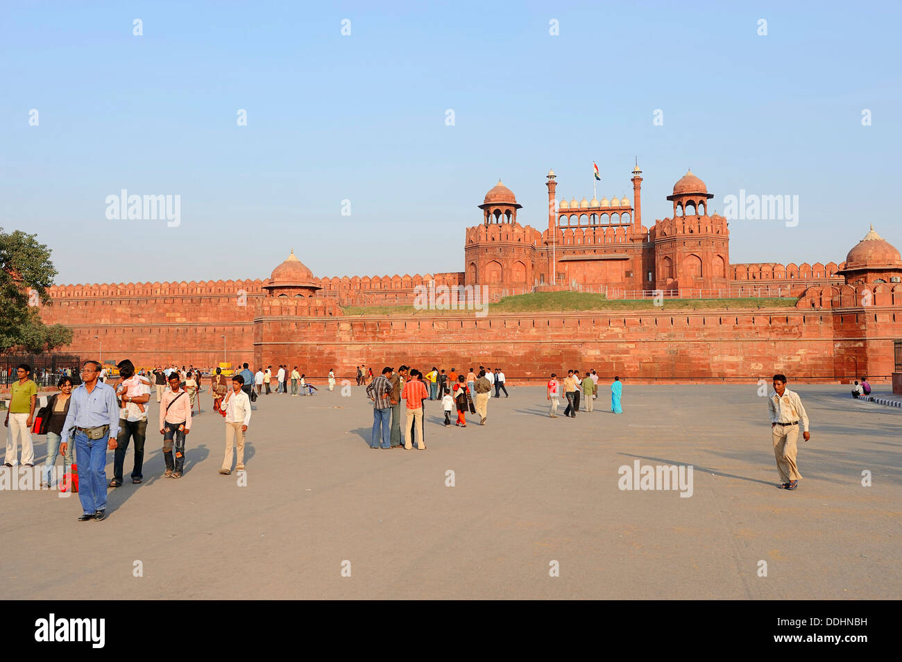 Rotes Fort mit Lahore Gate und Touristen Stockfoto