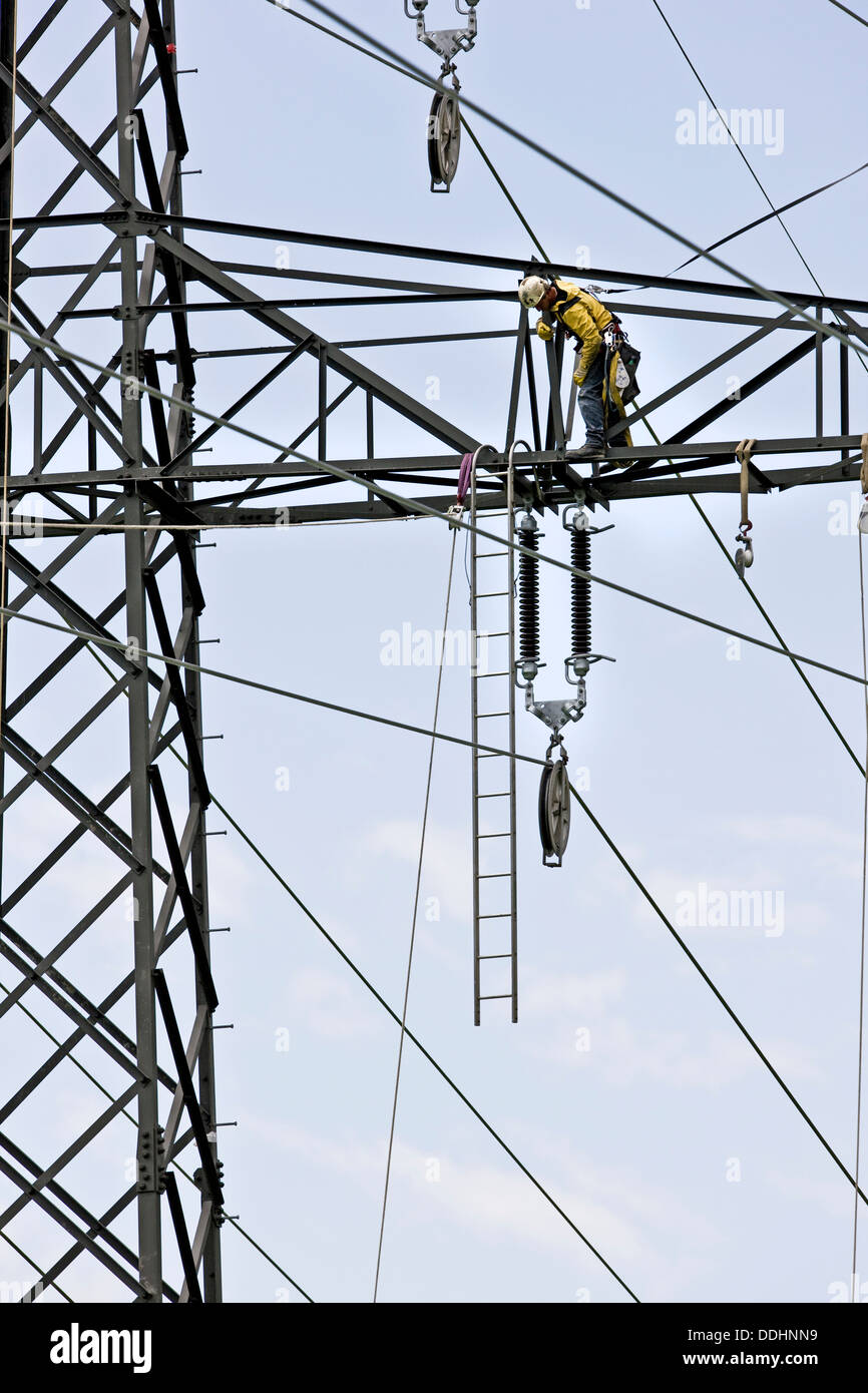 Hochspannung Techniker installieren einer neuen Hochspannungs-Leitung Stockfoto