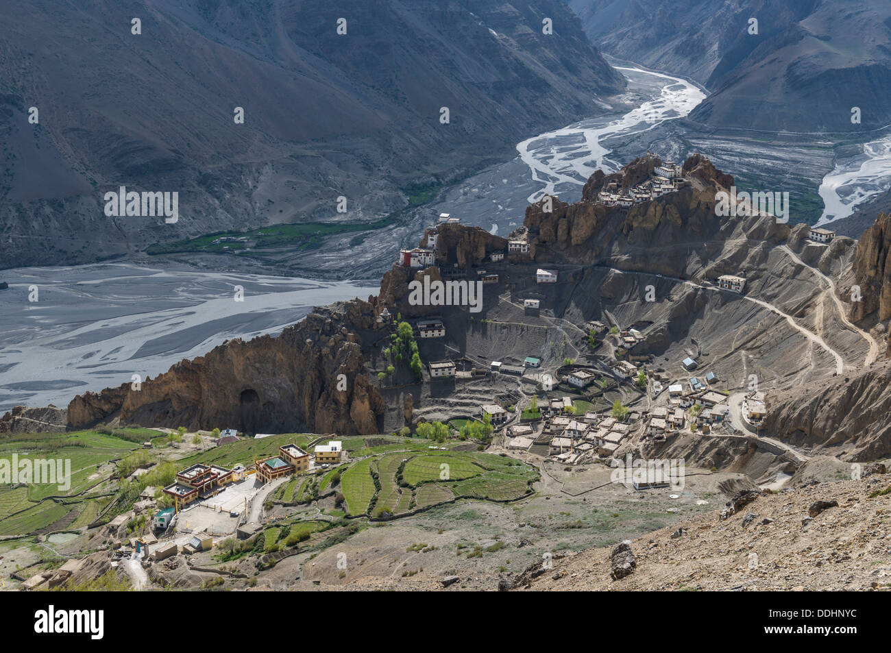 Luftaufnahme des Dankhar Gompa, ein tibetisch-buddhistischen Kloster, liegt auf einem Bergrücken Stockfoto