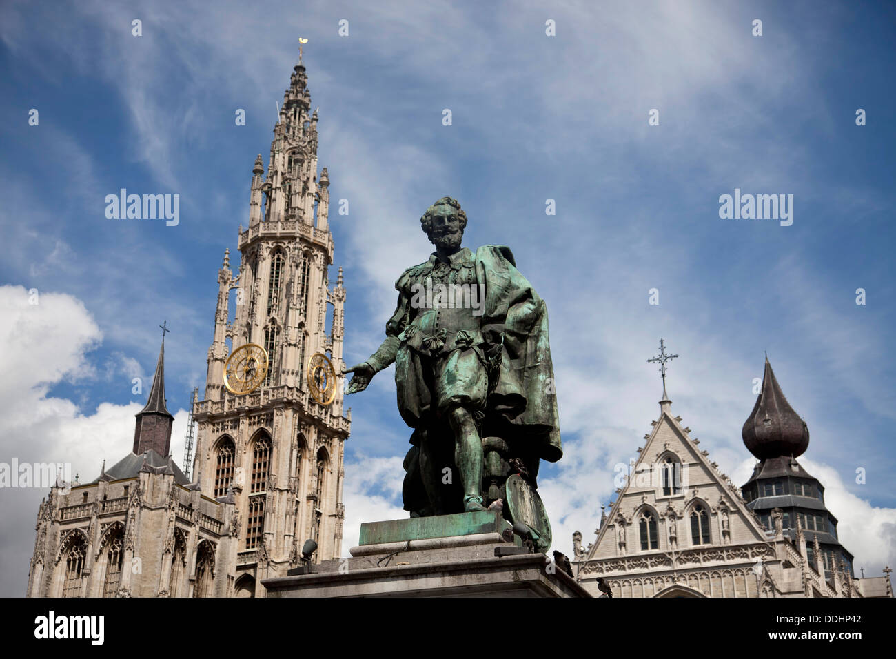 Statue von Rubens am Groenplaats-Platz und der Turm von der Onze-Lieve-Vrouwekathedraal in Antwerpen, Belgien Stockfoto