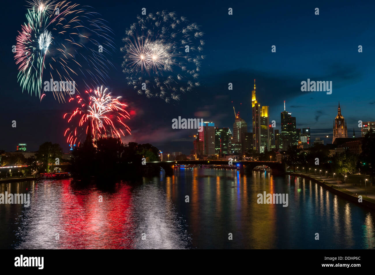 Abschluss Feuerwerk des Festivals vor der Skyline von Frankfurt Main Stockfoto