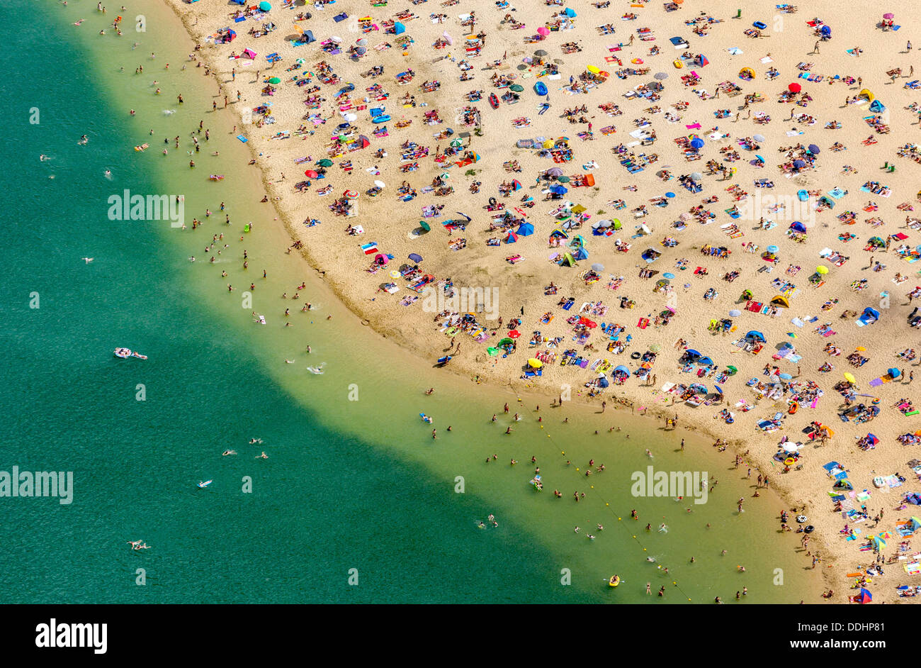 Luftaufnahme, sandigen Strand am Silbersee II See mit Menschen schwimmen und Sonnenbaden Stockfoto