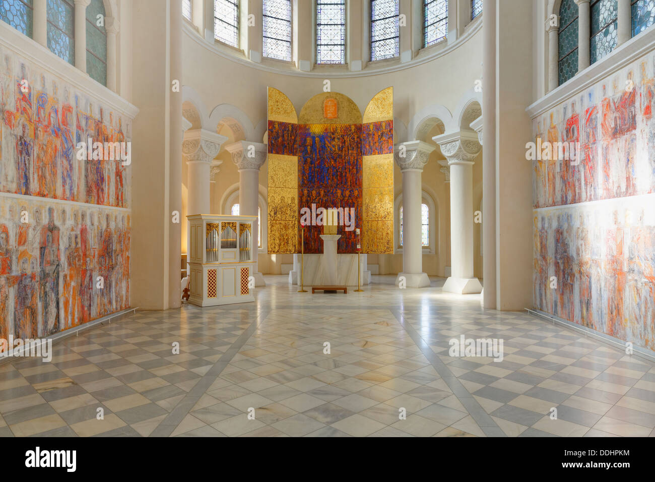 Secco, Fresko, Gemälde, mit dem Altar von Valentin Oman, 1987, in der Kirche des Marianum Tanzenberg, Schloss Tanzenberg Burg Stockfoto