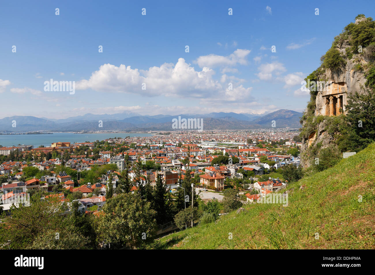 Blick über die Stadt Fethiye mit lykischen Felsengräber, rechts Stockfoto