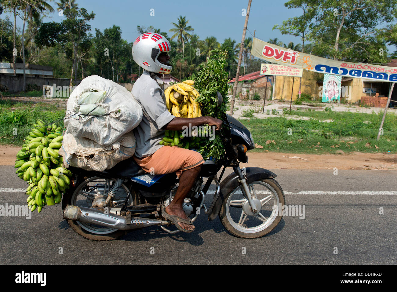 Mann auf einem Motorrad beladen mit Bananen Stockfoto