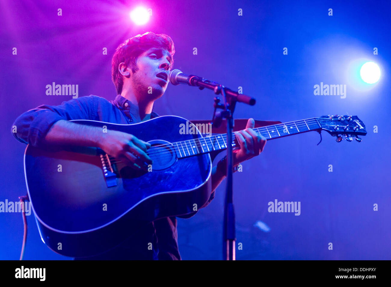 Der britische Singer-Songwriter Josh Kumra die live am Blue Balls Festival, KKL Luzern Konzertsaal Stockfoto