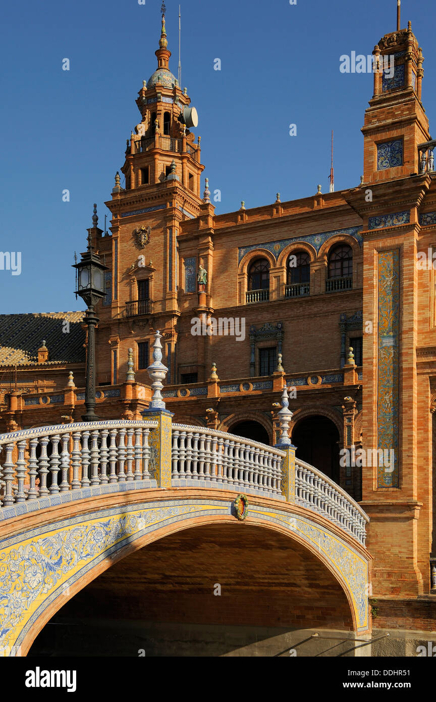 Plaza de Espana Platz, Teilansicht des semi-Rundbau mit einer Brücke, Architekt Aníbal González Stockfoto