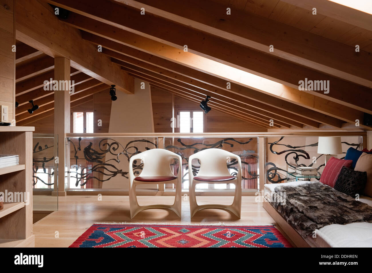 Swiss Chalet mit Interieur entworfen von Tino Zervudachi, Gstaad Stockfoto