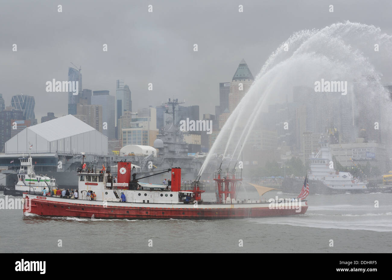 Das Löschboot John J. Harvey auf dem Hudson River mit Midtown Manhattan im Hintergrund. Stockfoto