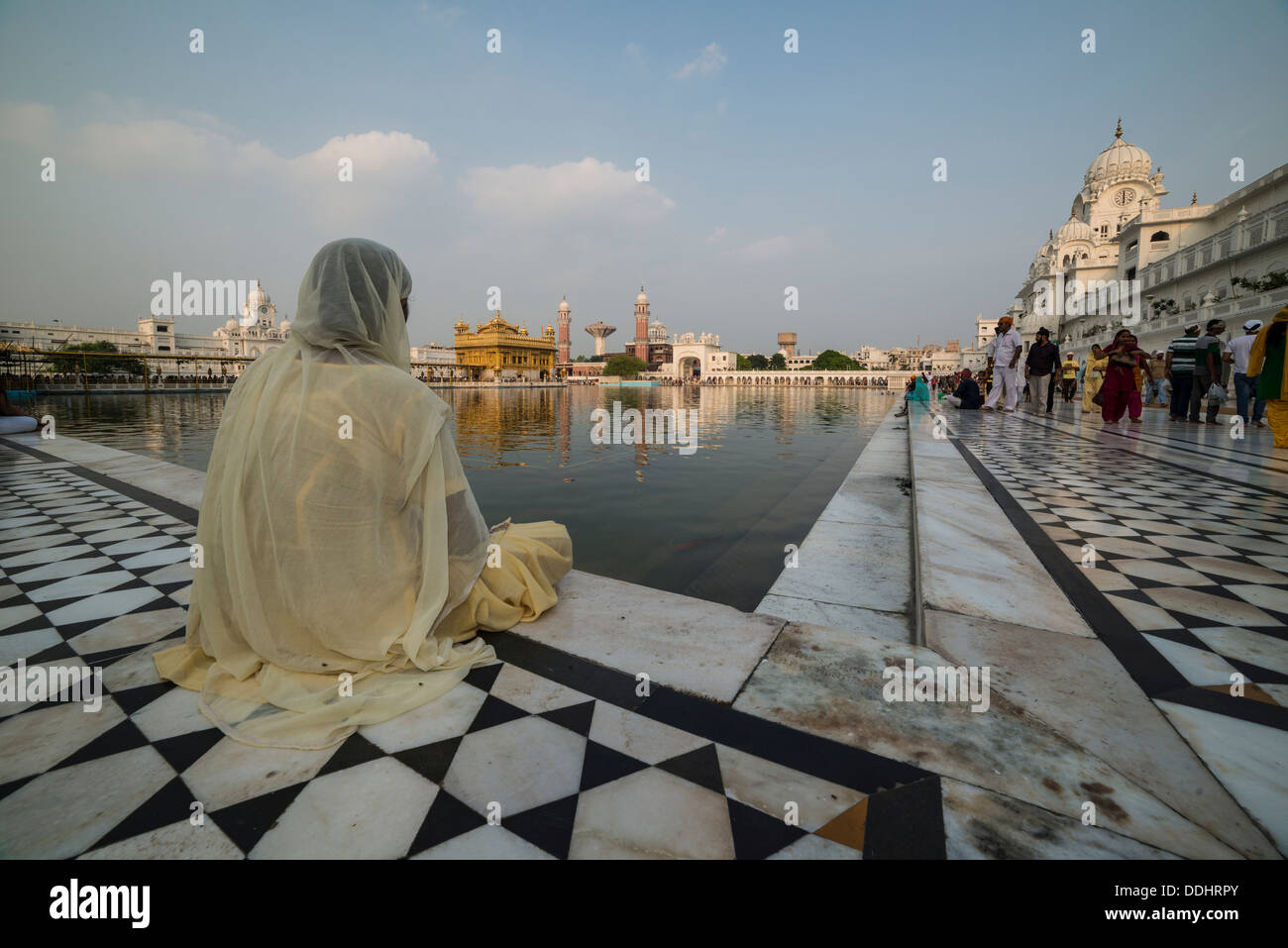 Ein Sikh Anhänger sitzen an den Heiligen Lache, Harmandir Sahib oder goldenen Tempel, eine heilige Sikh-Tempel Stockfoto