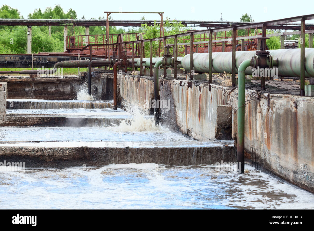 Rohrleitungen für die Bereitstellung von Sauerstoff in das Abwasser in tanks Stockfoto