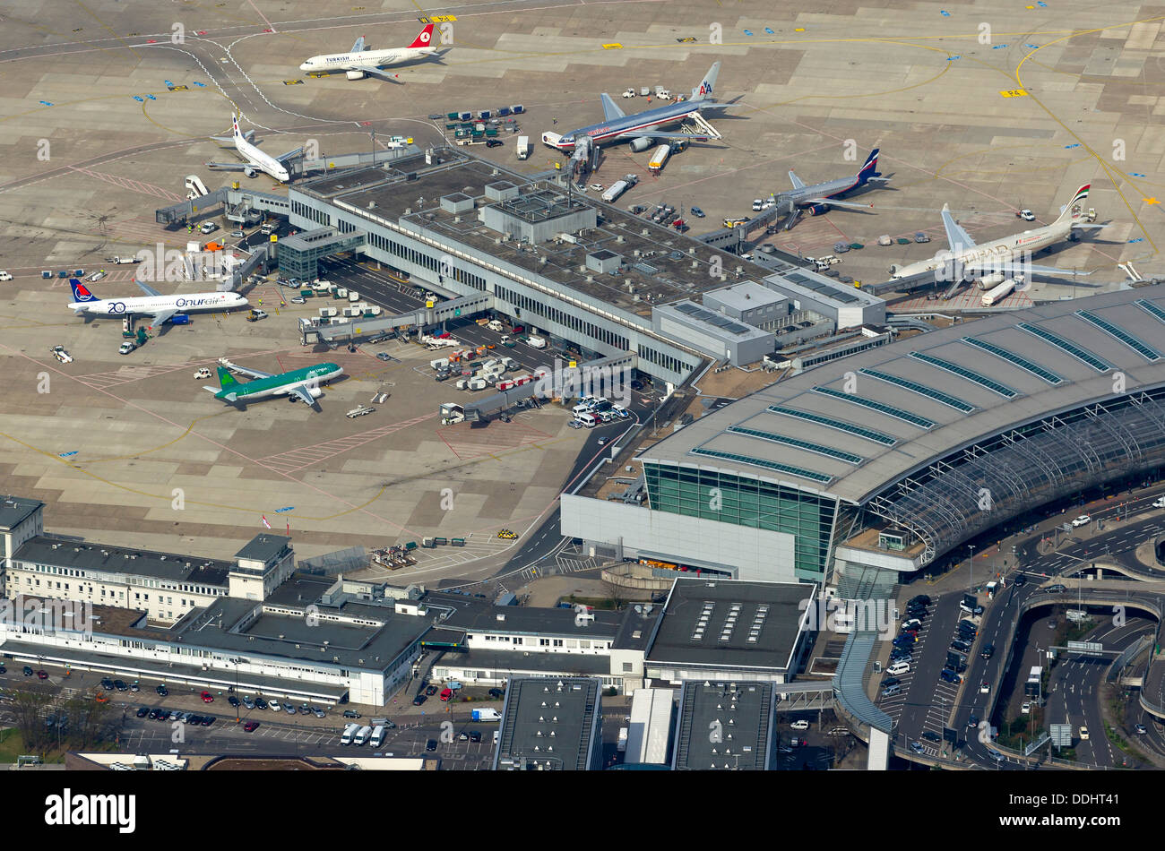 Ruhr-Landebahn, Schürze, Fluggastbrücken, Terminal C, Flughafen Düsseldorf, Luftbild Stockfoto
