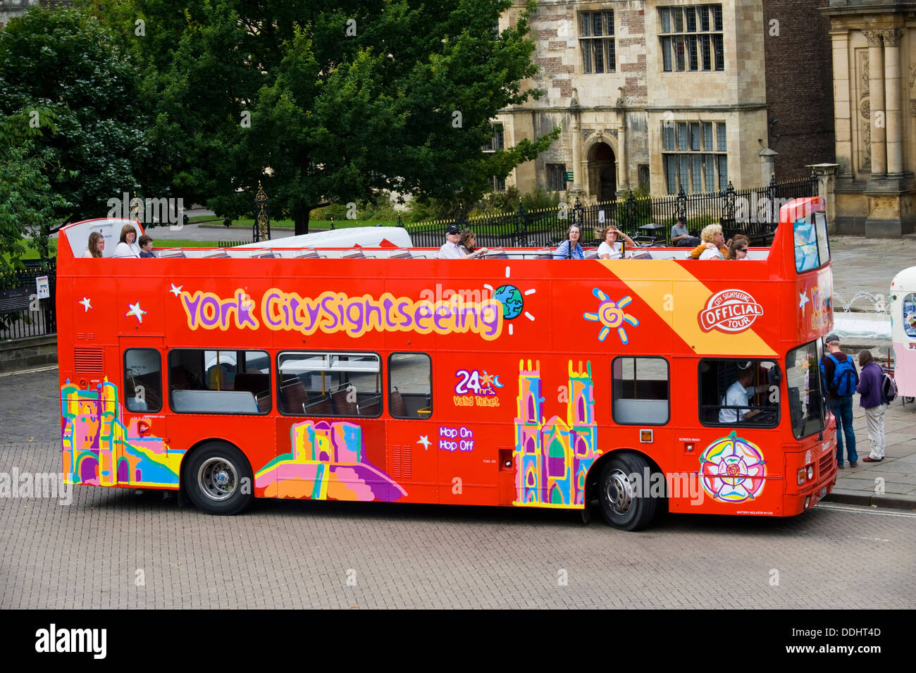 YORK Sehenswürdigkeiten Tourismus Tour Doppeldecker-Bus in die Stadt York North Yorkshire England UK Stockfoto