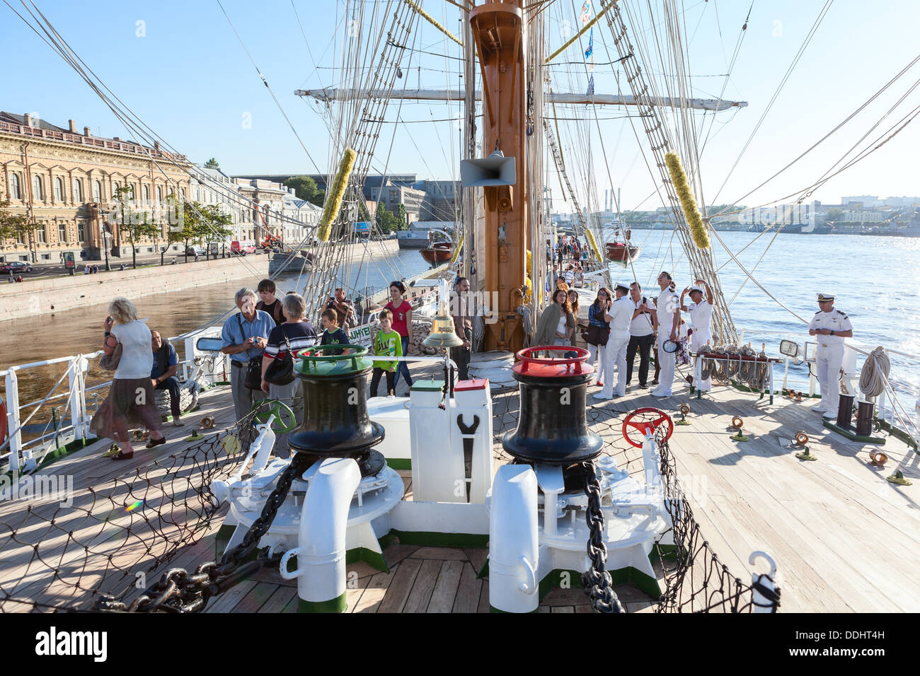 Besucher sind auf dem Deck des mexikanischen Segler "Cvavatemoc" am 26. Juli 2013 in Sankt-Petersburg, Russland. ARM-Cuauhtemoc Stockfoto