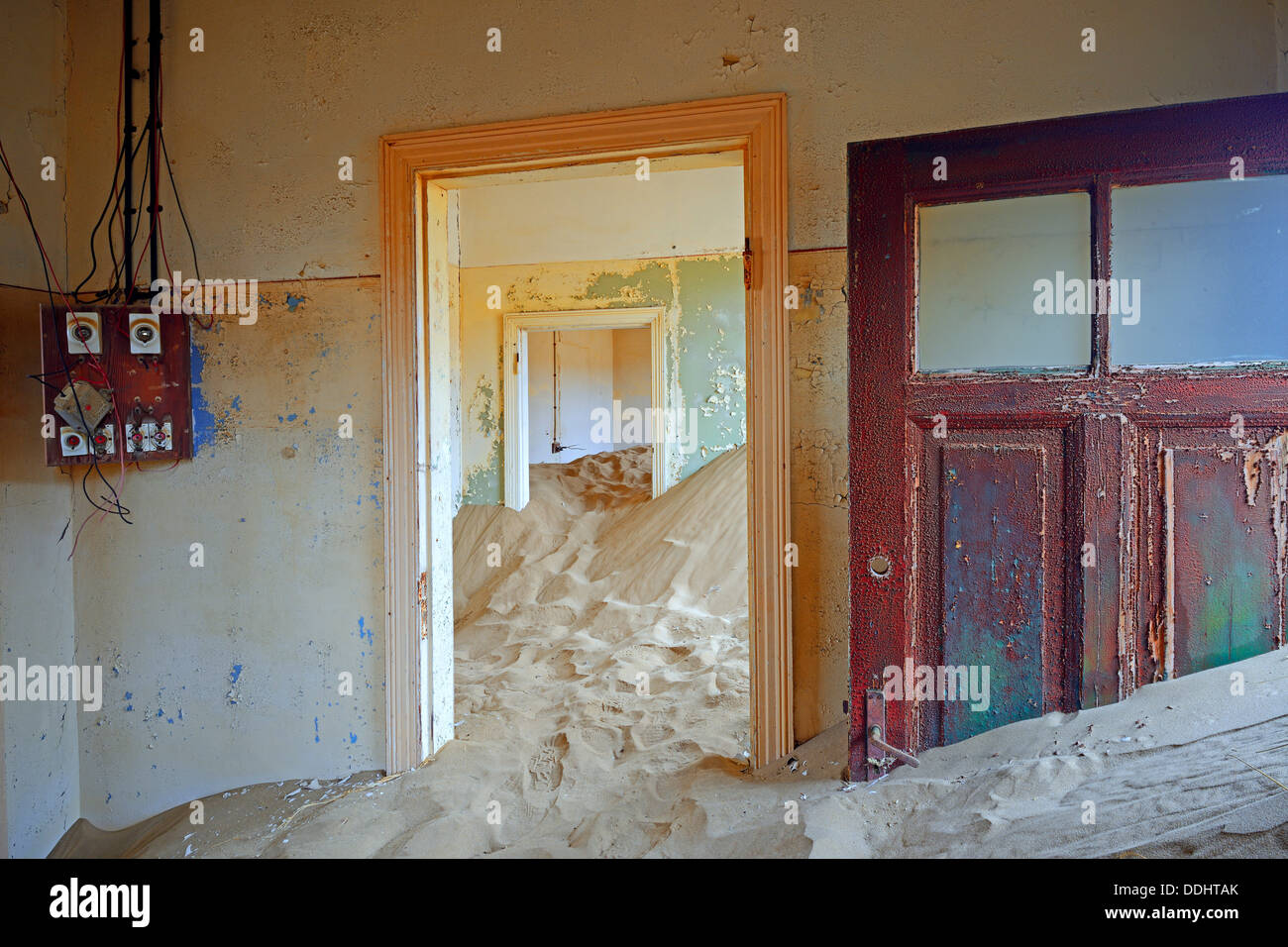 Zimmer in einem Haus, das durch Wüstensand, in der ehemaligen Diamant Stadt  Kolmanskuppe, heute eine Geisterstadt gefüllt worden ist Stockfotografie -  Alamy