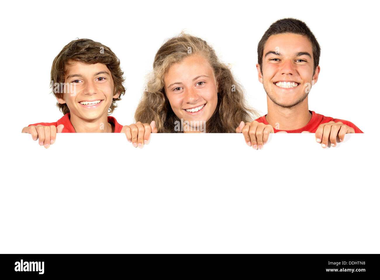 Gruppe von Jugendlichen mit einer weißen Tafel isoliert in weiß Stockfoto