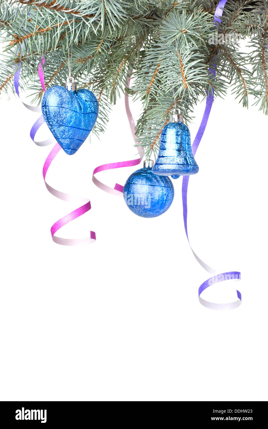 Weihnachtskugeln und Dekoration auf Tanne Zweig isoliert auf wh Stockfoto