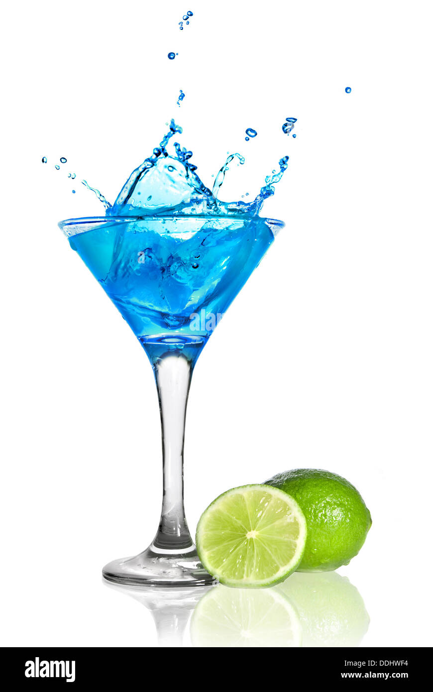 Blue Curaçao cocktail mit Splash und Grün Kalk isoliert auf whi Stockfoto