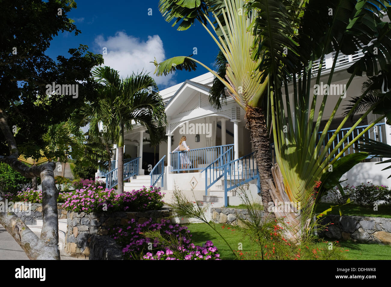 Außenfassade des Hotel Saint Barth Isle de France mit Palme und veranda Stockfoto