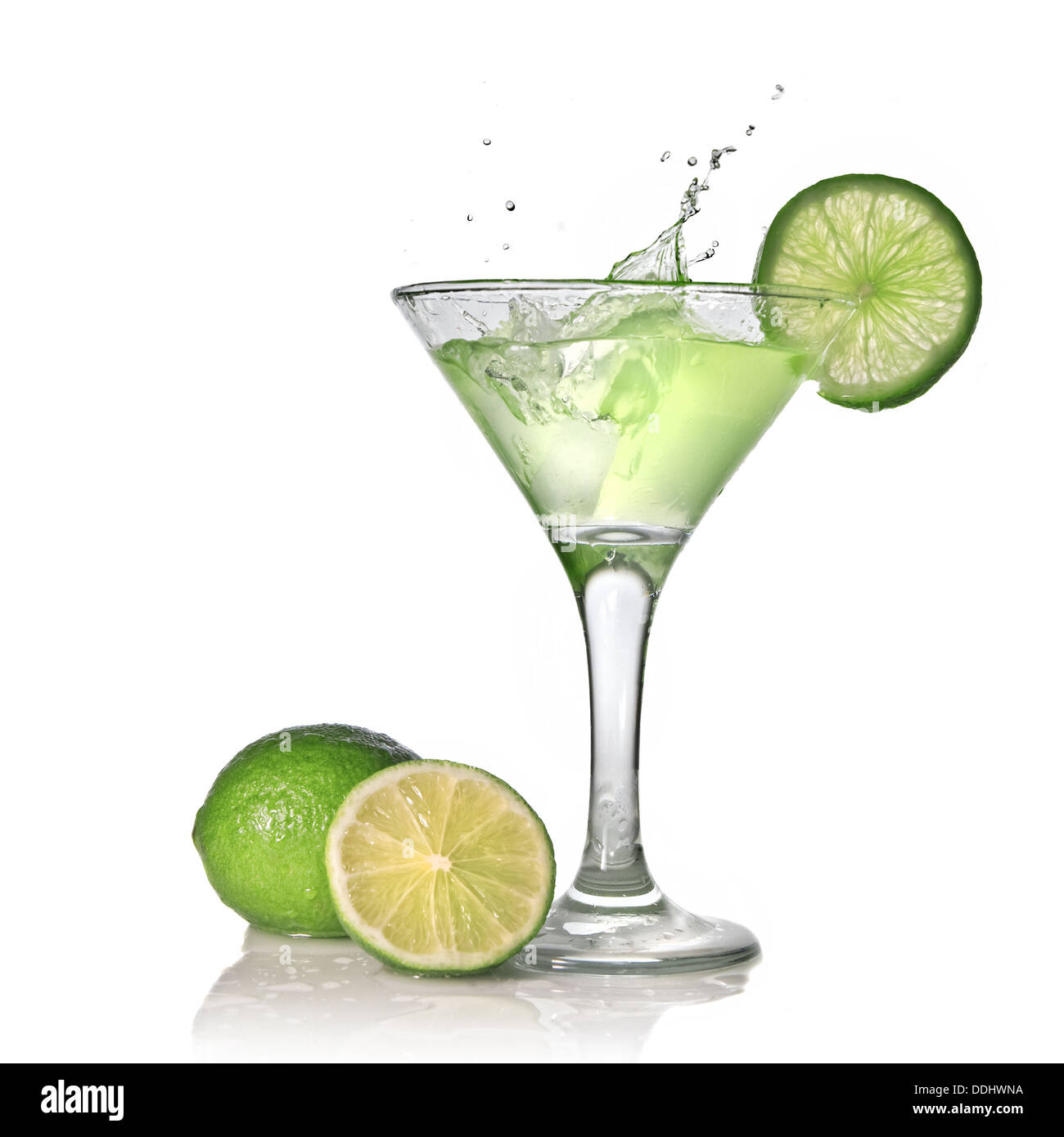 Grüne Alkohol cocktail mit Splash und Grün Kalk isoliert auf wh Stockfoto