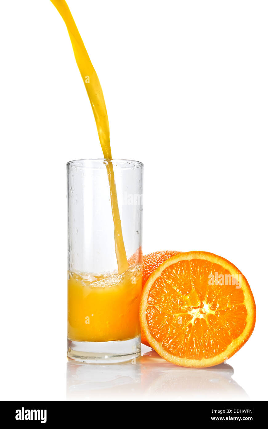 Orangensaft, brütete in Glas isoliert auf weiss Stockfoto