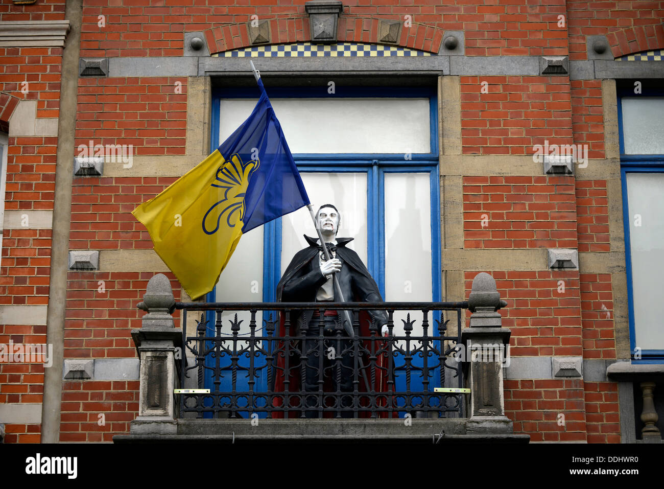 Dracula-Figur-Gruß vom Balkon des Musée d ' Art Fantastique, Museum für phantastische Kunst, Brüssel, Region Brüssel Stockfoto