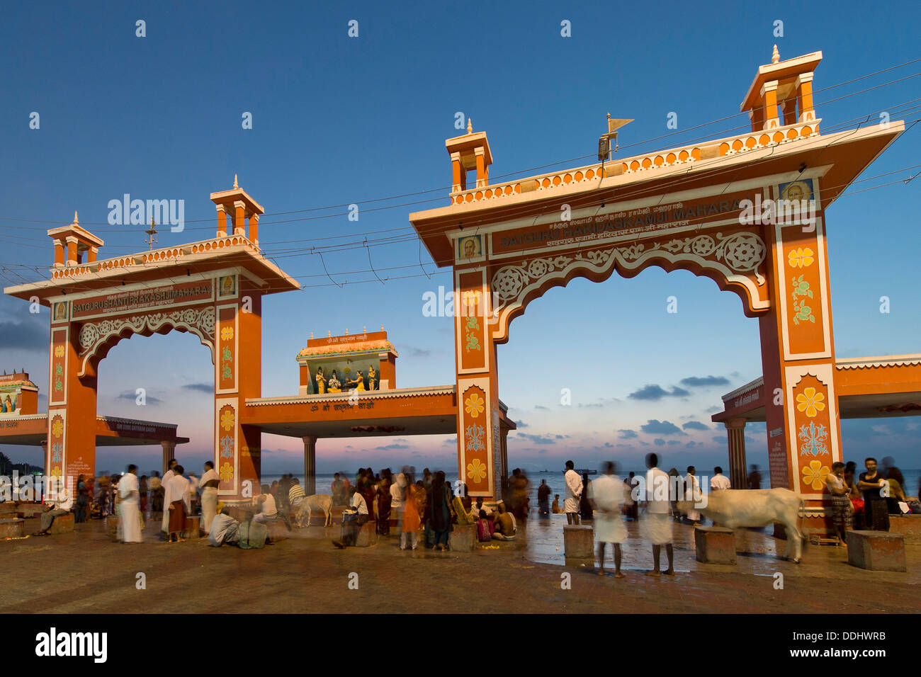 Hindu-Pilger an den Ghat Agni Theertham vor Sonnenaufgang Stockfoto