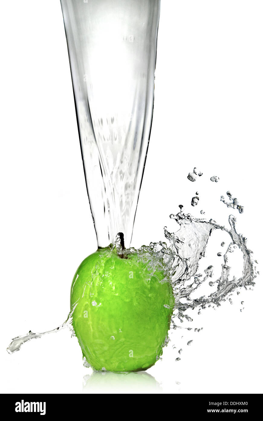 frisches Wasser Spritzen auf grünem Apfel, isoliert auf weiss Stockfoto
