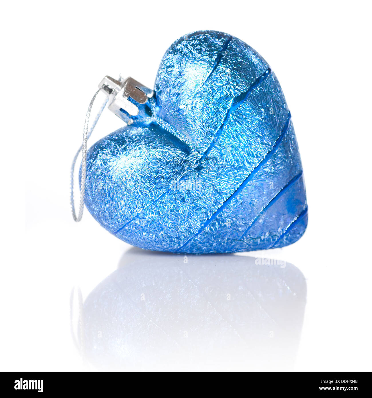 Weihnachtskugel in Form von Herzen, isoliert auf weiss blau Stockfoto