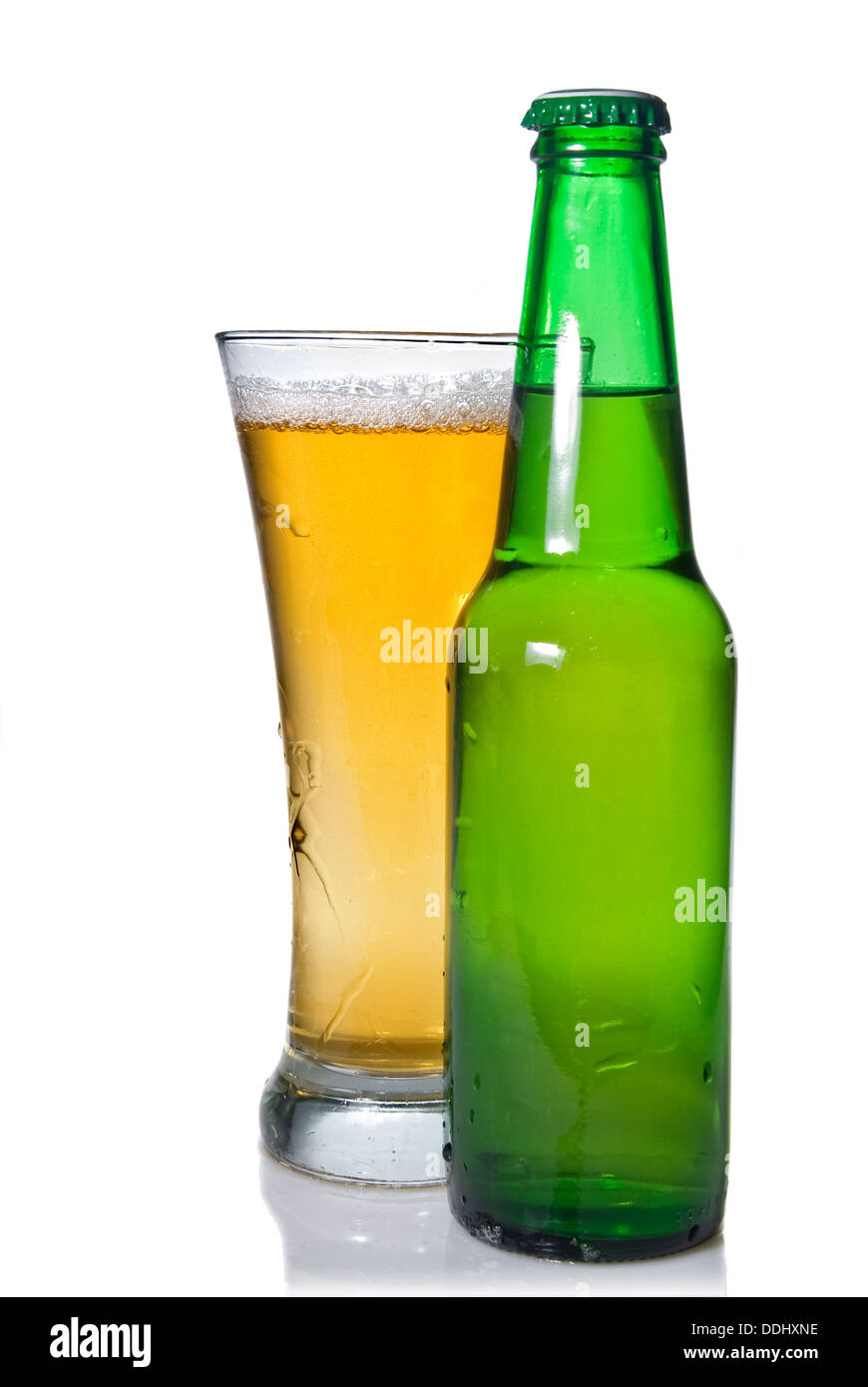 Bier in der Flasche und Glas isoliert auf weiss Stockfoto