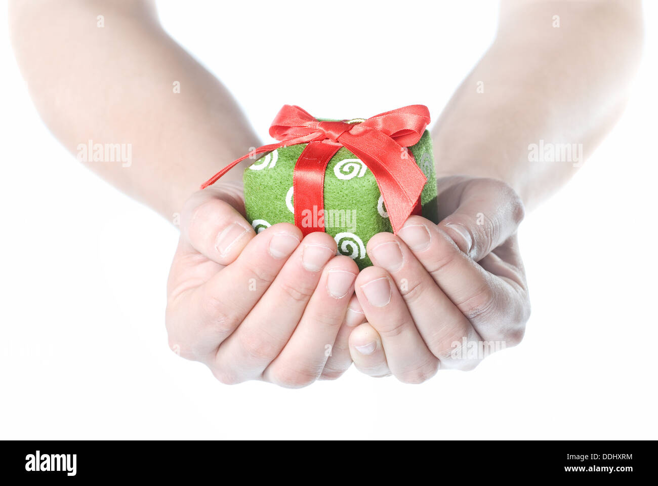 Hände halten Geschenk isoliert auf weiss Stockfoto