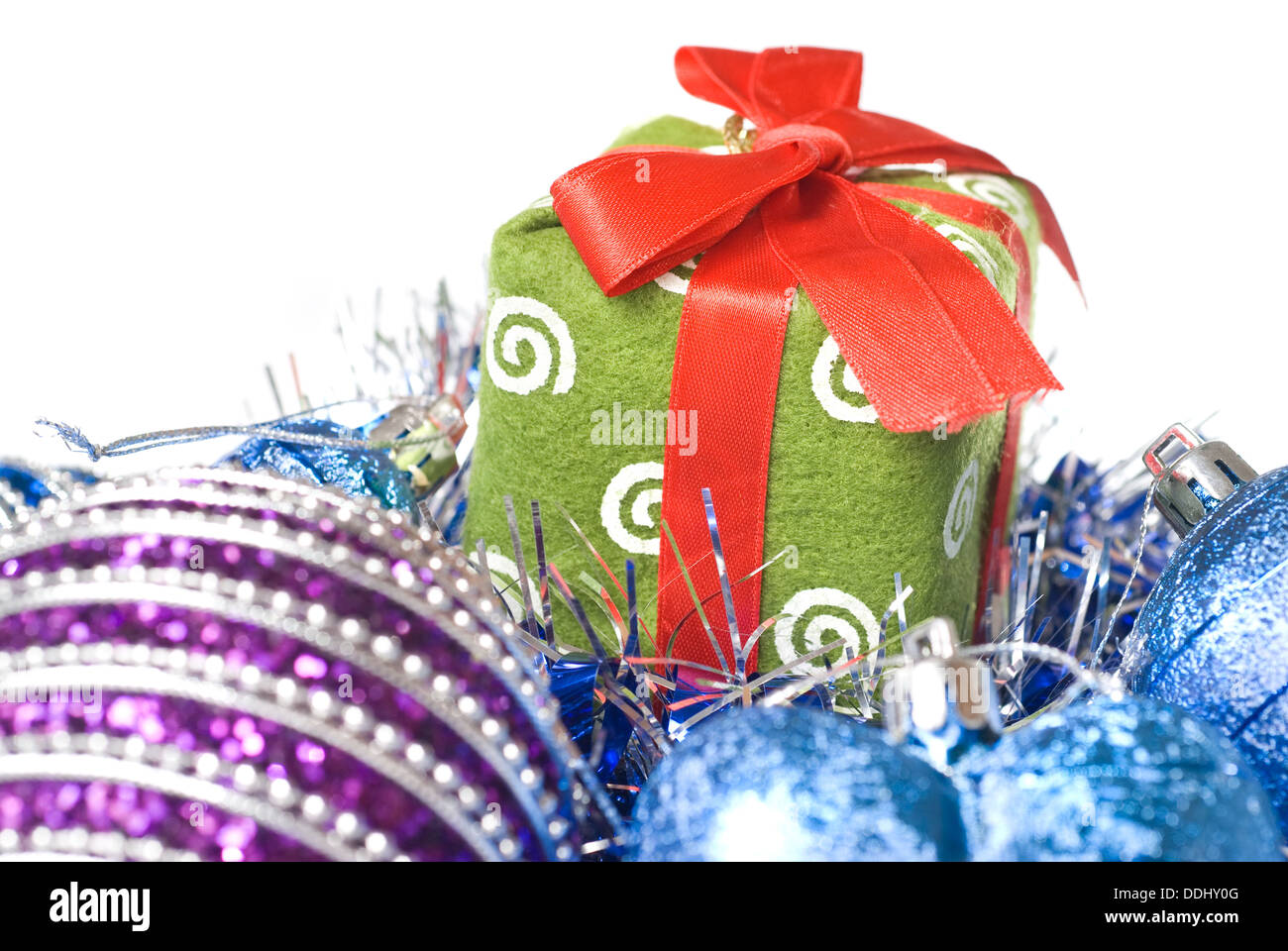 Weihnachtskugeln mit und Geschenk mit Dekoration, isoliert auf weiss Stockfoto