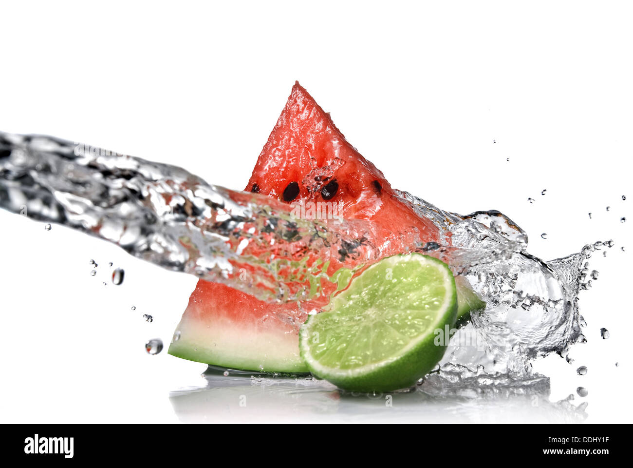 Wassermelone mit Kalk und Wasser Spritzen, isoliert auf weiss Stockfoto