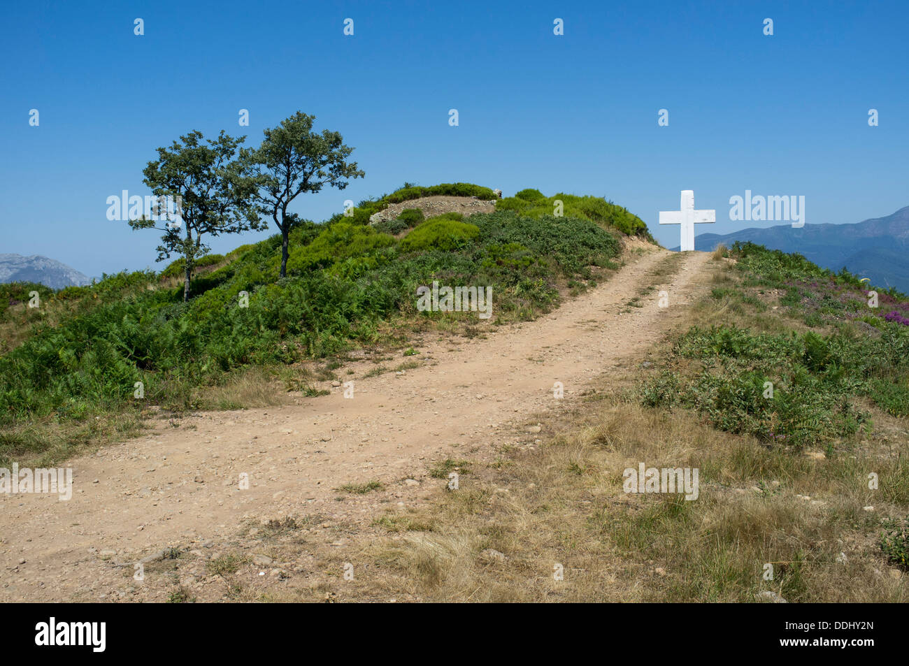 Die Viorna Cross (Cruz De La Viorna) befindet sich an der Spitze von San Martin mit Blick auf Potes und Santo Toribio de Liebana. Kantabrien Stockfoto