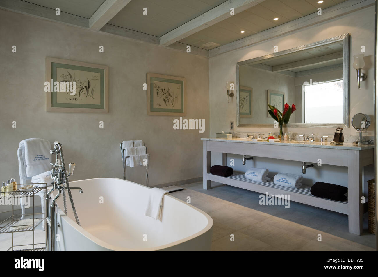 Doppelte Becken Gerät im Badezimmer mit Marmor Bodenfliesen, strahlte Decke und großer Spiegel Stockfoto