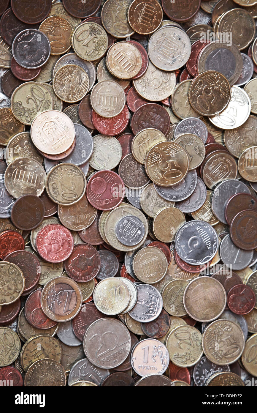Vertikale Fotohintergrund mit kleinen Münzen verschiedener europäischer Länder Stockfoto