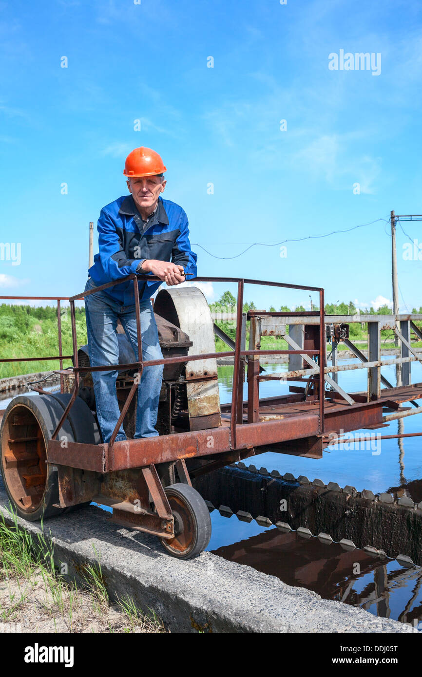 Porträt von senior engineering Arbeiter in einer Wasseraufbereitungsanlage Stockfoto