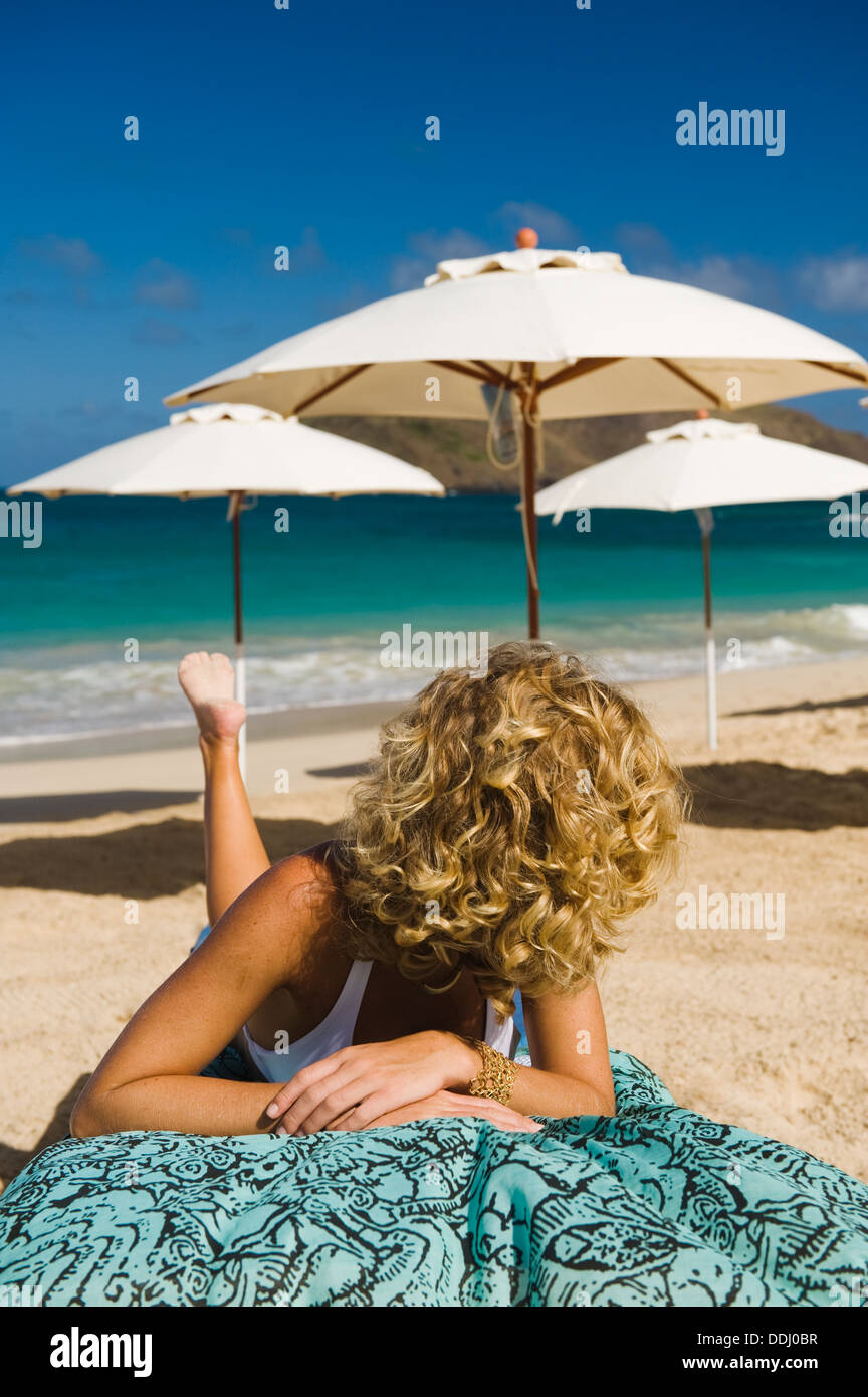 Sonnenbaden an einem karibischen Strand Stockfoto