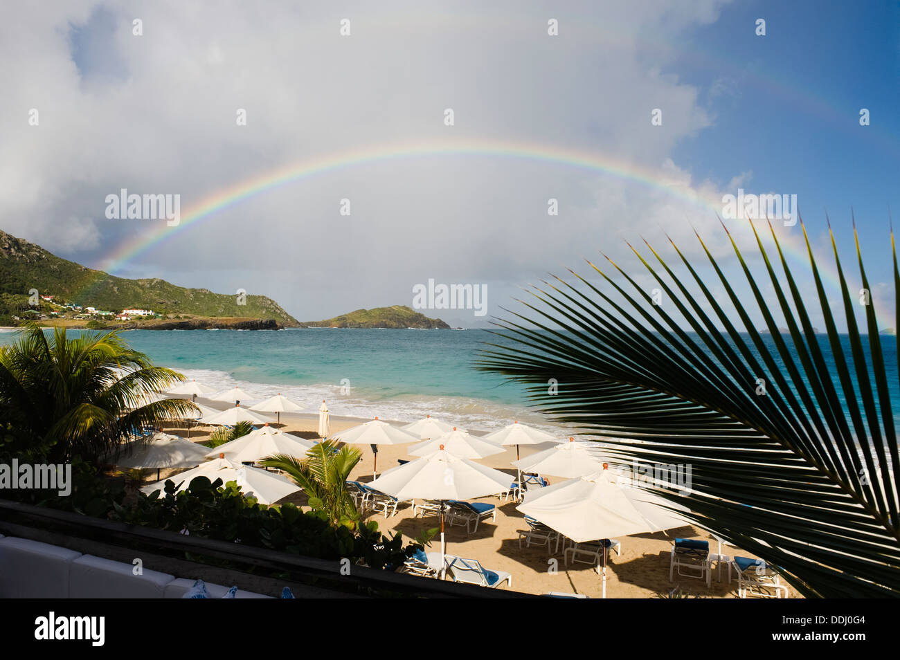 Ein Regenbogen umspannt Flamands Bay, Caribbean Stockfoto