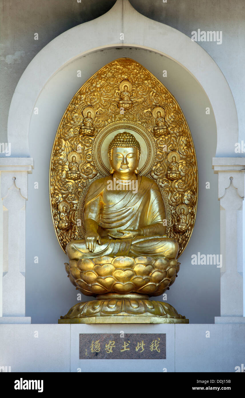 Ein vergoldeter Bronze-Skulptur des Buddha an der Friedenspagode, Battersea Park, London. Stockfoto