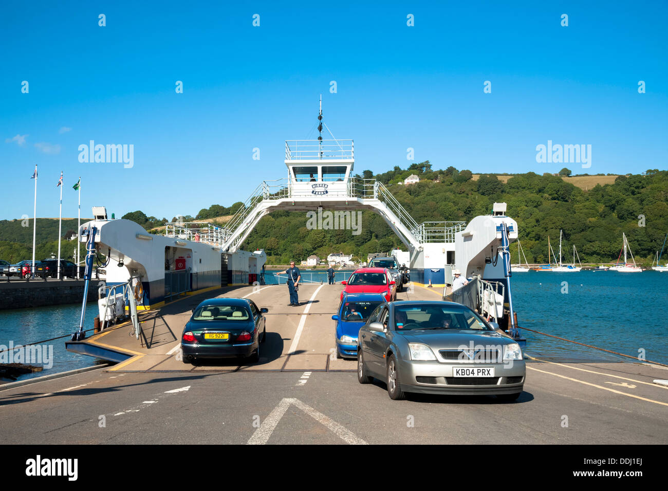 Autofähre auf dem Fluss an der Dartmouth, Devon, England, UK. Kingswear obere Fähre. Stockfoto