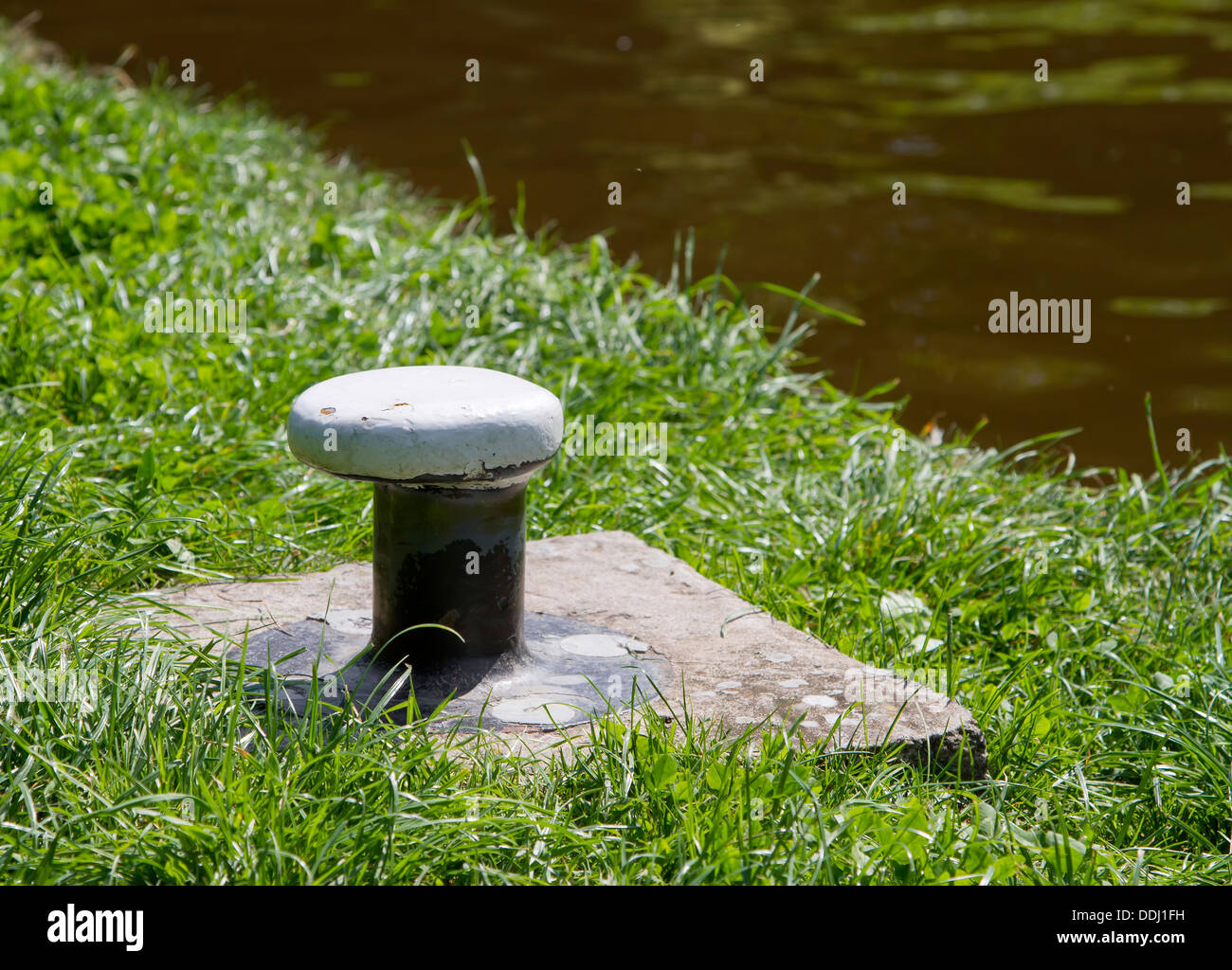 Eisen festmachen Post auf Seite des Kanals Stockfoto