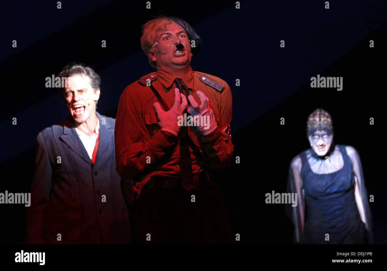 Lübeck, Deutschland. 02. September 2013. Schauspieler Andreas Hutzel (L-R) als Willy Brandt, Julius Robin Weigel als Hitler-Puppe und Sara Wortmann als Dunkelheit führen während der Foto-Proben von "Willy Brandt - die ersten 100 Jahre" am Theater Lübeck in Lübeck, 2. September 2013. Die Premiere des Stücks von Michael Wallner, der auch es leitet, wird die neue Saison am Theater Lübeck am 6. September 2013 eröffnet. Foto: CHRISTIAN CHARISIUS/Dpa/Alamy Live News Stockfoto
