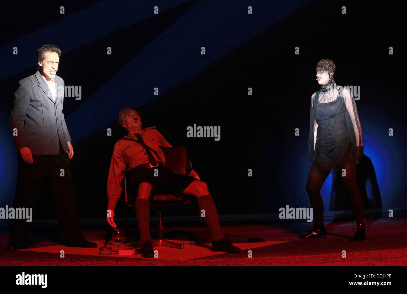 Lübeck, Deutschland. 02. September 2013. Schauspieler Andreas Hutzel (L-R) als Willy Brandt, Julius Robin Weigel als Hitler-Puppe und Sara Wortmann als Dunkelheit führen während der Foto-Proben von "Willy Brandt - die ersten 100 Jahre" am Theater Lübeck in Lübeck, 2. September 2013. Die Premiere des Stücks von Michael Wallner, der auch es leitet, wird die neue Saison am Theater Lübeck am 6. September 2013 eröffnet. Foto: CHRISTIAN CHARISIUS/Dpa/Alamy Live News Stockfoto