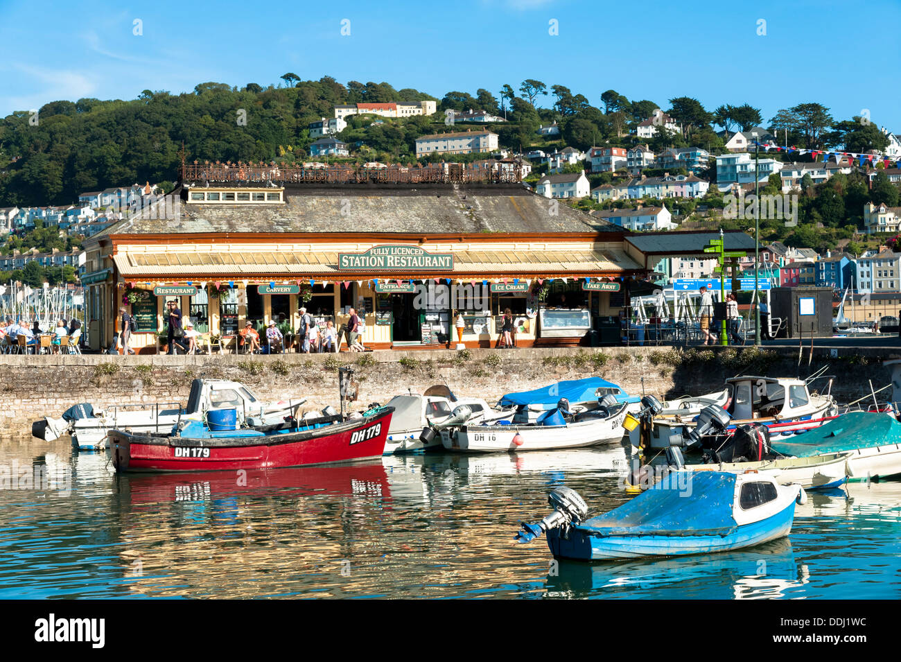 Boote im Hafen & Bahnhof Restaurant am Dartmouth, Devon, UK. Stockfoto