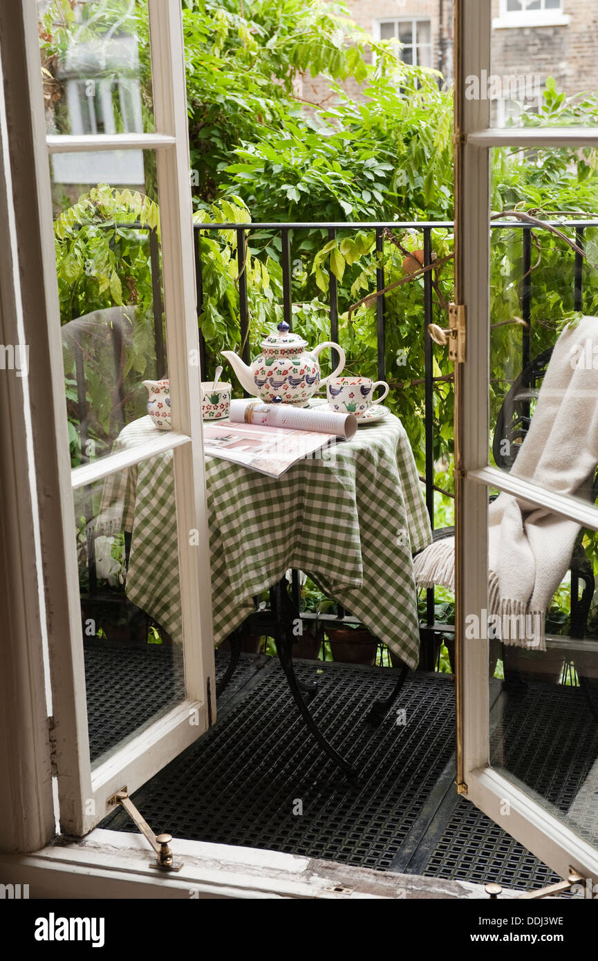 Tea-Time auf dem Balkon Stockfoto